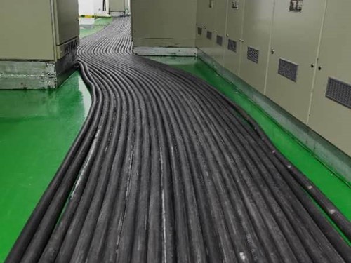 展会如何根据理论计算公式计算温度对特定电压测量结果的影响?