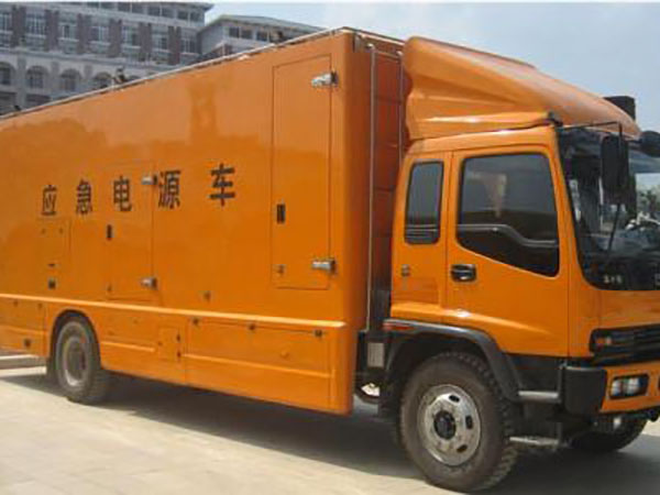 展会冬季柴油发电机启动前，如何检查燃油系统中的积水？